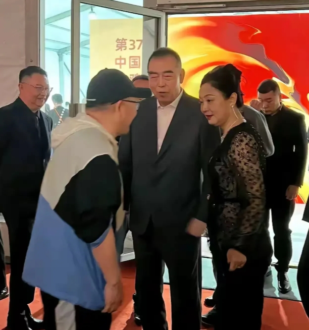 古装第一美人也老成这样，还没有普通的大妈耐看，真是岁月不饶人。这样的变化太大了，