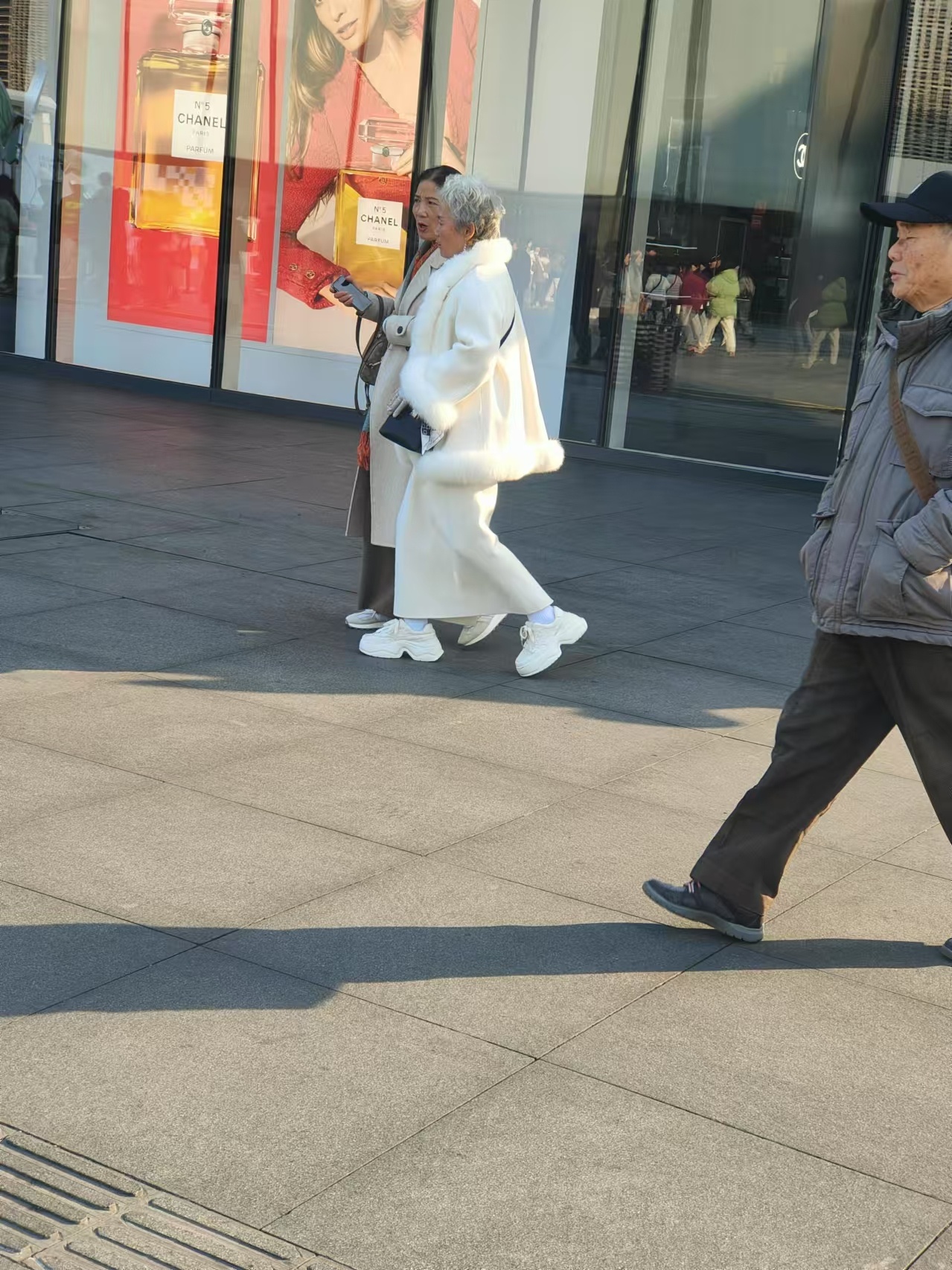 这套衣服怎么样？朗朗看完都走不动道了