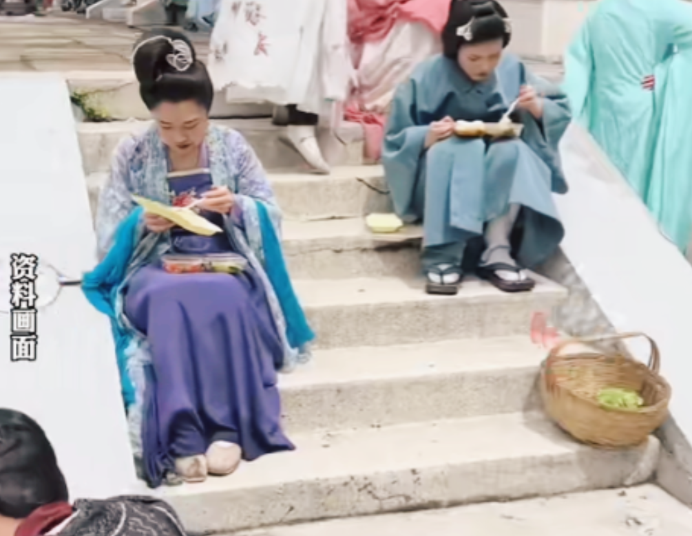 横店群演遭集体调薪，减少薪资在接受范围，有群演为了拍戏，不惜加500个群！
 