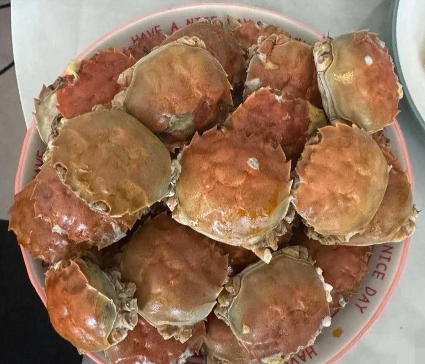 昨天我哥带电话说在市场买了一些新鲜的螃蟹，让我晚上过去吃饭。本想着能美美地吃上一