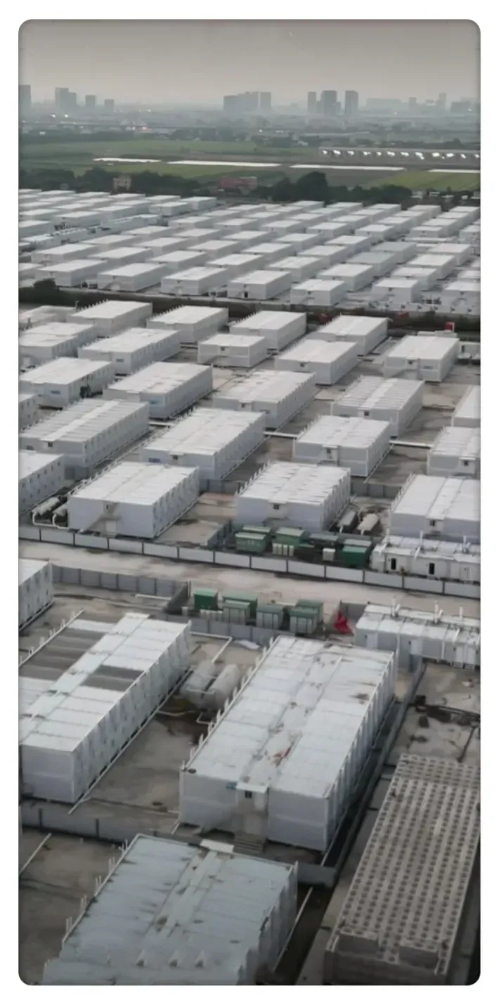 广州据说建了19个方仓医院， 可以容纳9万人， 可喜的是，医院建好了， 疫情都消