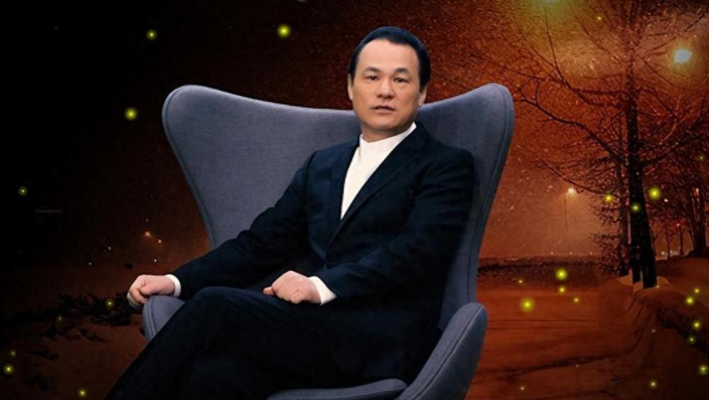 他曾是“歌坛天王”，因流氓罪入狱后又成老赖，今61岁儿子才14岁