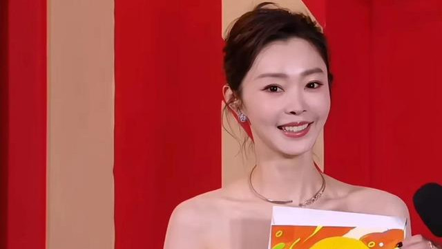 微博之夜雅思组合盛装亮相，倪夏莲抽到杨紫的礼物，楚钦未走红毯