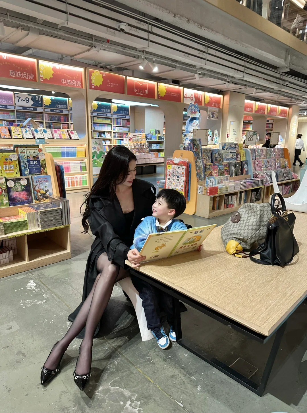 爱的陪伴
最幸福的事莫过于有归属感  陪伴孩子成长
告诉他这世间的点点滴滴
岁月