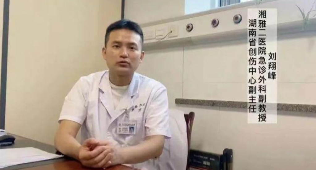 “你们简直就是禽兽！”2022年，湖南农民张爱国因直肠癌做了大便改道手术，从此只