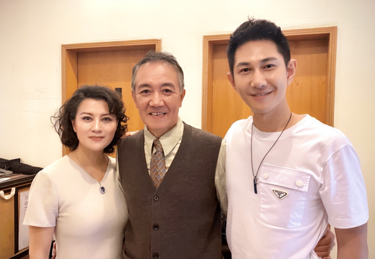一次，主持人问李幼斌:“你当初为什么想当演员？是想出名吗？”李幼斌摇摇头，主持人