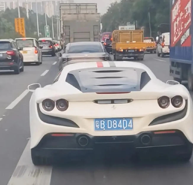 这个是什么牌子的跑车？有认识的吗？