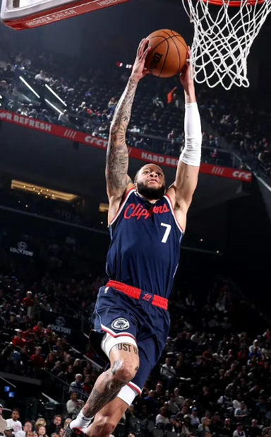 【26分大逆转 快船迎来新主场首胜】 NBA常规赛，快船主场迎战马刺。

赛前马