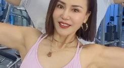 阿姨和小伙一起健身
