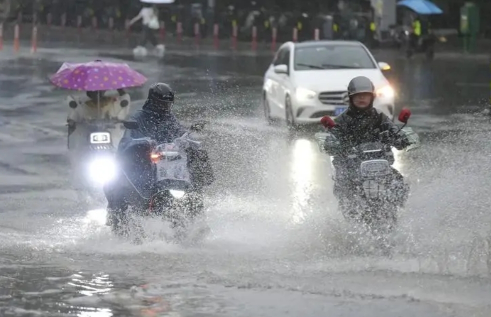 广东启动省Ⅳ级救灾应急响应，广东这几天可谓是雨势汹涌，暴雨预警信号红红火火，不管