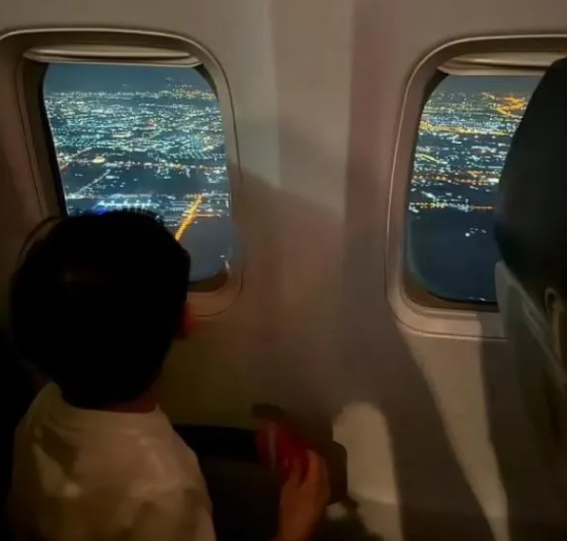 这位小男孩就是韩国飞机失事最小的遇难着，是他第一次出国旅行也是最后一次太可爱了孩