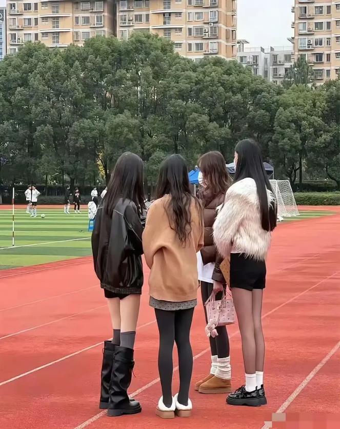 不得不说现在的大学生都很会穿搭，不走在校园根本看不出来她们是学生。