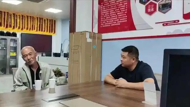 在江西，一个靠拾荒为生的老人捡到500元，他没有半分犹豫，将钱交到了警察手中。他