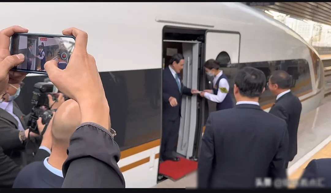 马英九乘坐高铁抵达北京，下车的时候把车票递给门口。这个看似普通的场景却掩盖着一段