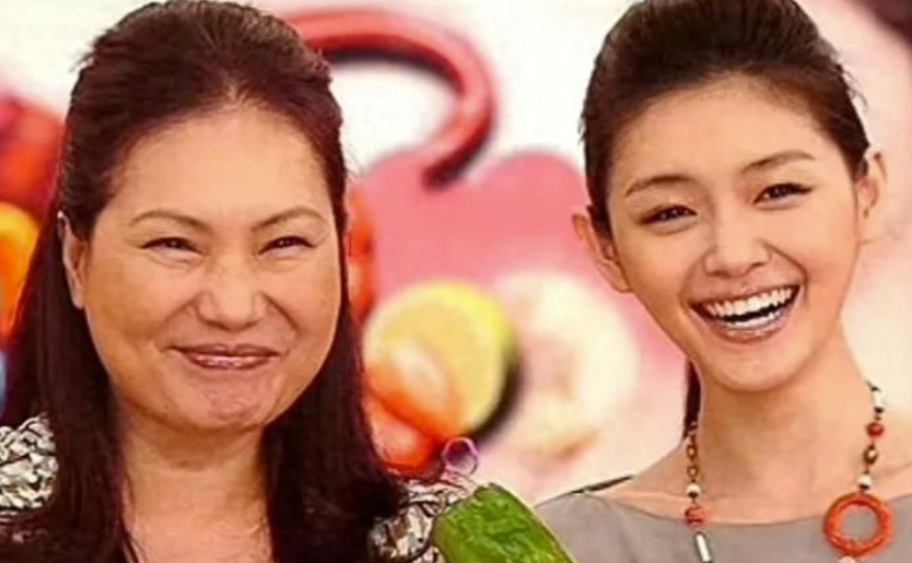 大s妈要上战场了。

真的搞不懂这家人事儿怎么那么多，大s和汪小菲离婚后，是谁的
