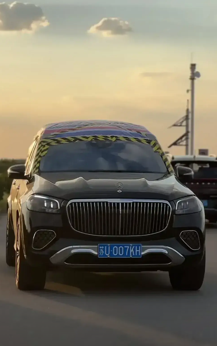 “开着三色车篷迈巴赫”的维权博主火了。
有想过他会带货，没想到他会带着两样儿！