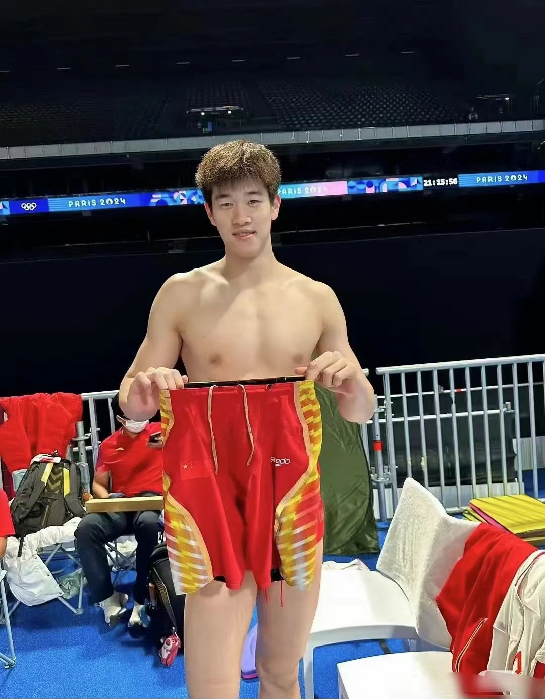 哈哈哈哈，笑死了！潘展乐居然把比赛时穿的泳裤签名送人了，而且还是当场脱下来就签。