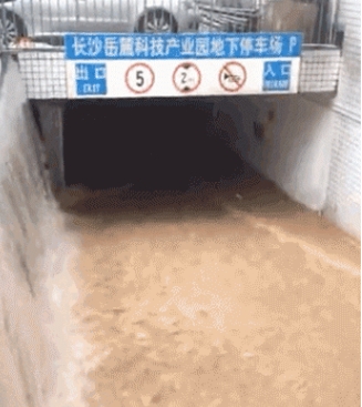 长沙下雨下的西湖都成计量单位了，不过不要1个小时冒出54个白素贞就好。

雨太大
