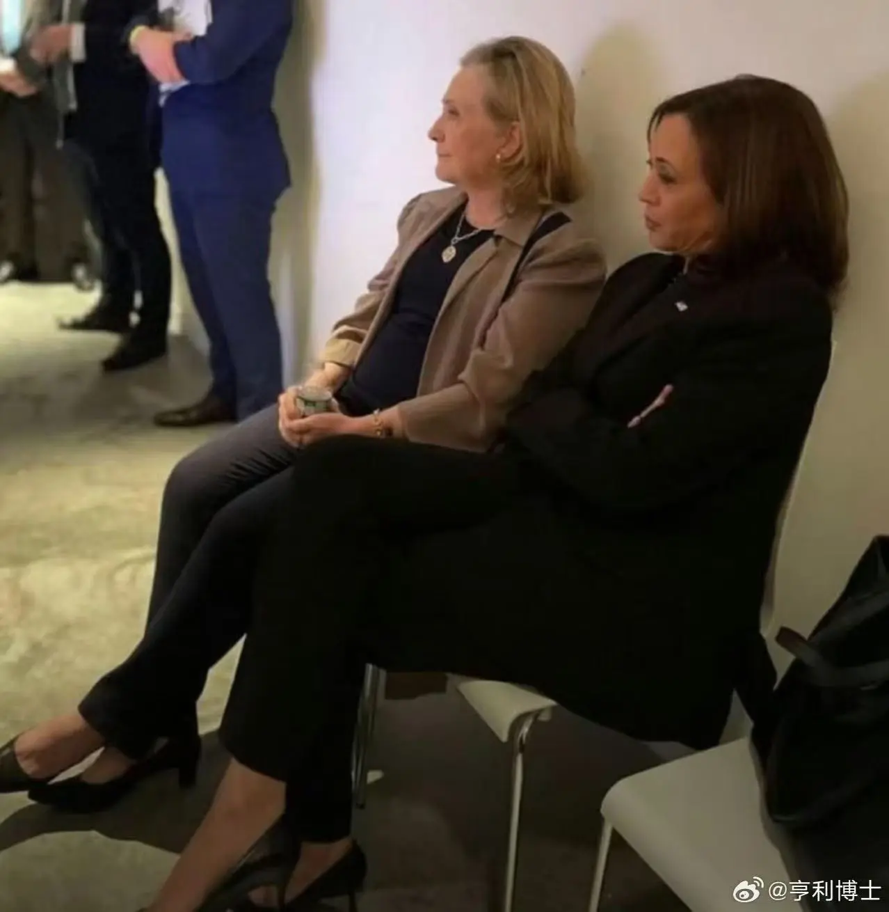 两个感同身受惺惺相惜的女人：希拉里、哈里斯。