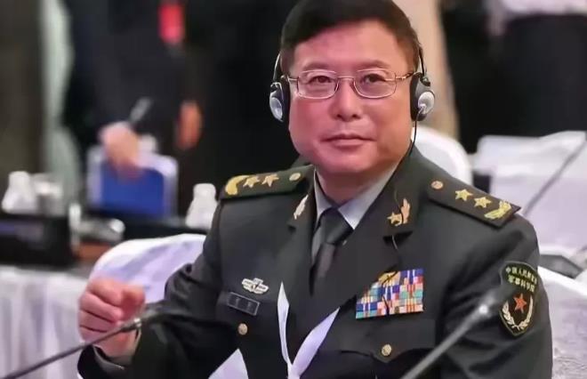 香山军事峰会，解放军亮剑显威，四大意外震撼全场。

一、意外之喜，中将何雷以赤诚