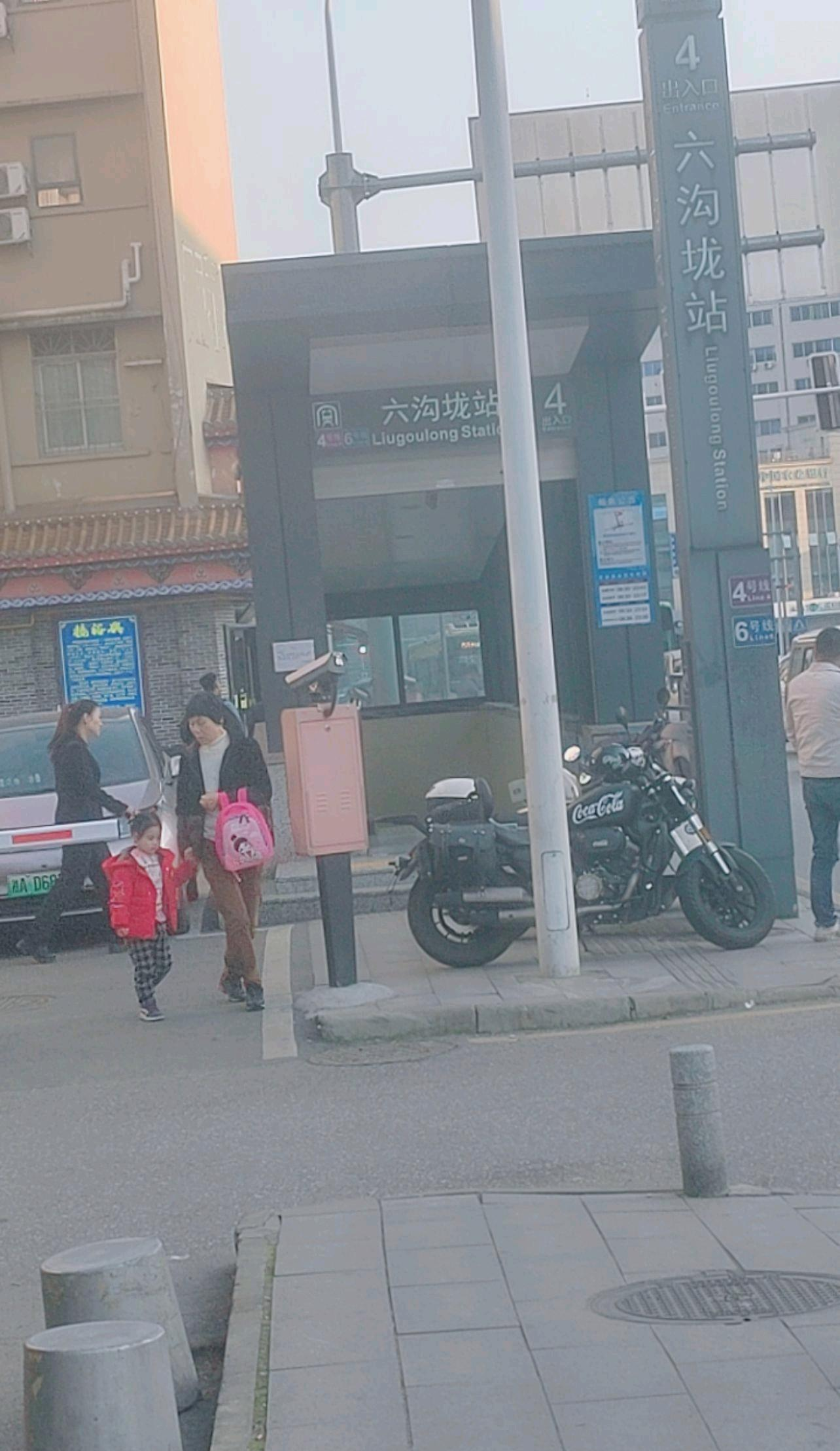 长沙网友吐槽说：“这种地铁口修得太小，基本没什么存在的意义，所有通道每个方向都要
