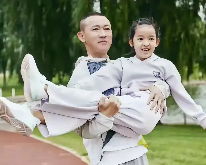 聂远，这父爱如山！
第一，不惜动用人脉，也要把女儿塞进剧组，
第二，女儿的镜头，