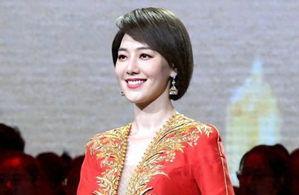 王冠首晒夫妻合照，老公身高180肤色偏黑，俩人牵手相拥好甜蜜