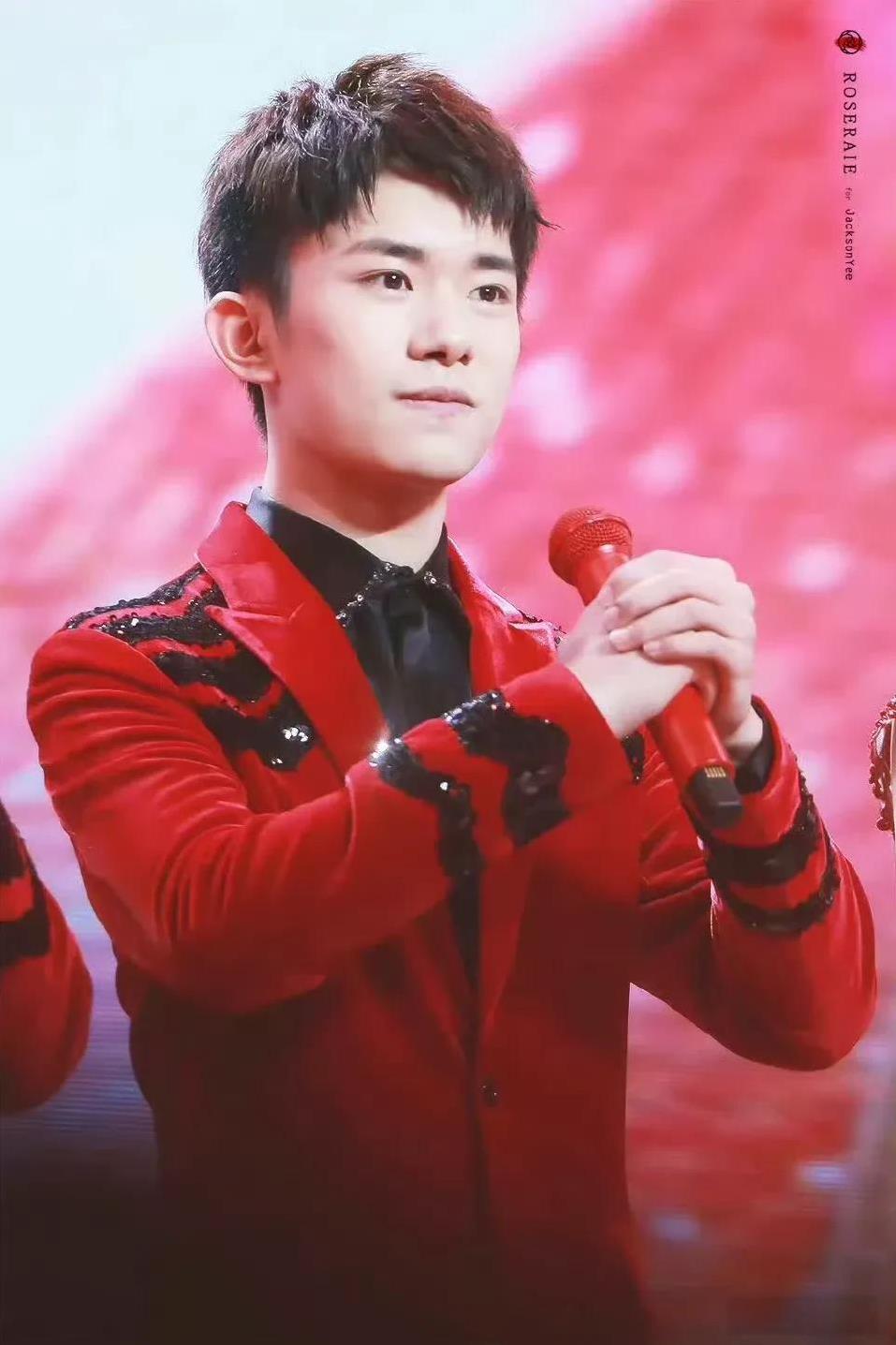 #八登春晚！25岁易烊千玺这次要玩大的# 家人们，速速围观！2025年蛇年春晚的
