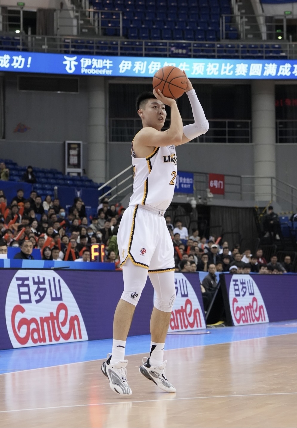 杨鸣练兵初见成效：00后小将秀双手隔扣太炸裂，三大年轻人齐爆发