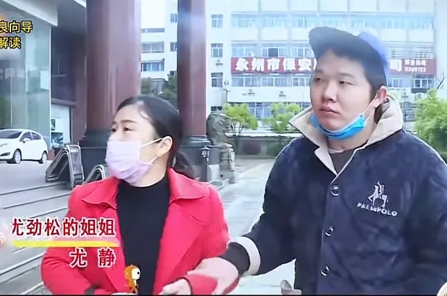 “这个女人太狠了！”湖南，男子为救妻子，被大货车撞成了残疾，妻子悉心照顾男子，等