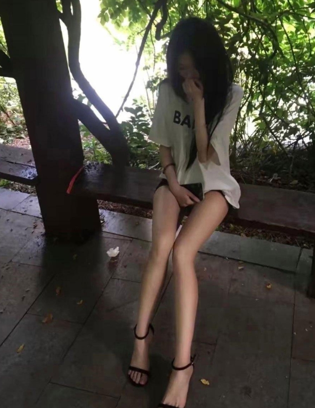 小树林的白衣少女，见到我有点害羞