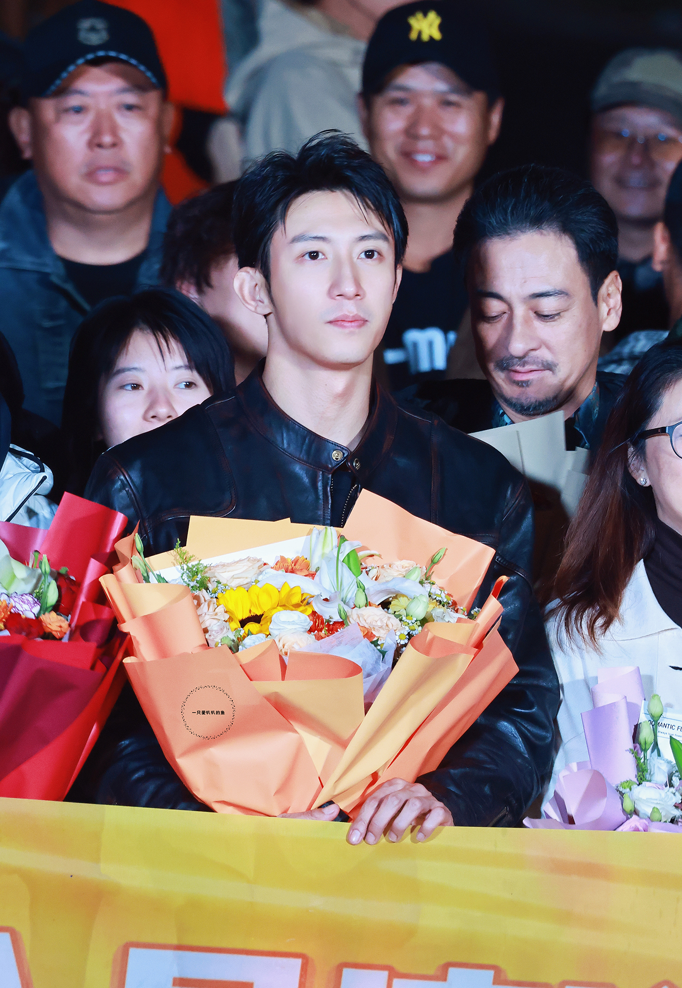 年代剧《烟花少年》官宣杀青了，中间经历了停拍换导演，所幸有惊无险，顺利拍完了。