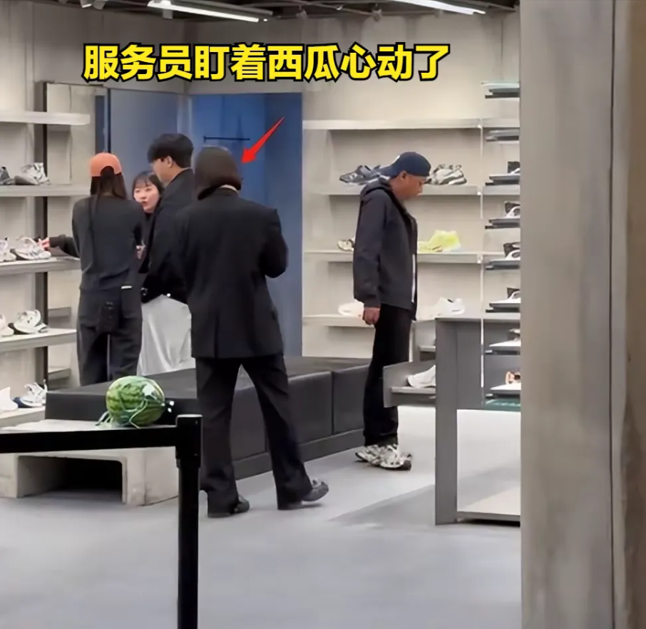 徐州大表哥应粉丝要求去了趟韩国，在商场买衣服时却被店员瞧不起。下一秒，大表哥手拎