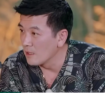 黄圣依与杨子分开前后有很大的变化，离婚以前像一个小怨妇，但是离婚以后，出现了笑容