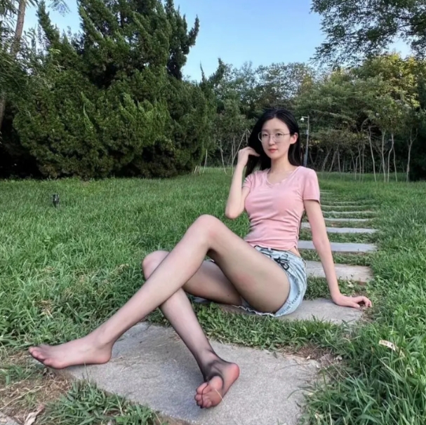 这种腿的女生，到底能和那些男生谈恋爱啊！哈哈哈哈 [大笑][大笑][大笑][大笑
