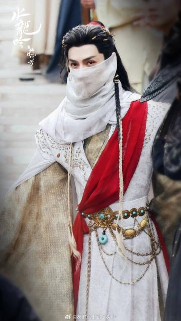 成毅和罗云熙近期古装造型路透，有网友讨论易小雅和黄薇共用创意，你们认为造型服装相