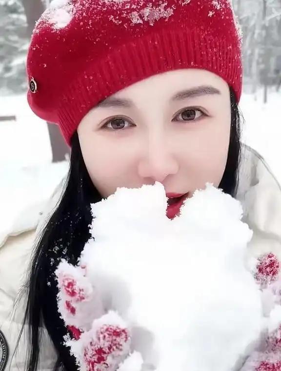 有钱真好！张纪中和杜星霖在美国豪宅过情人节，头发花白的张纪中老当益壮，期间还强吻