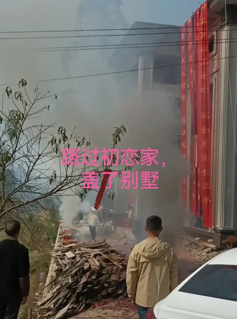 近日，一女子回娘家时，路过初恋家，发现初恋已经买了小车，盖起了别墅，女子心里不由