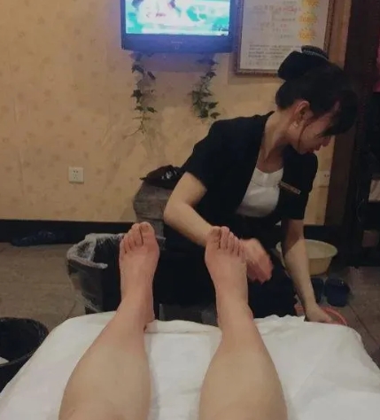 河北邢台，女子郁某是某足疗店的员工，长得漂亮，为人也大度，一次按摩中，一男子和她