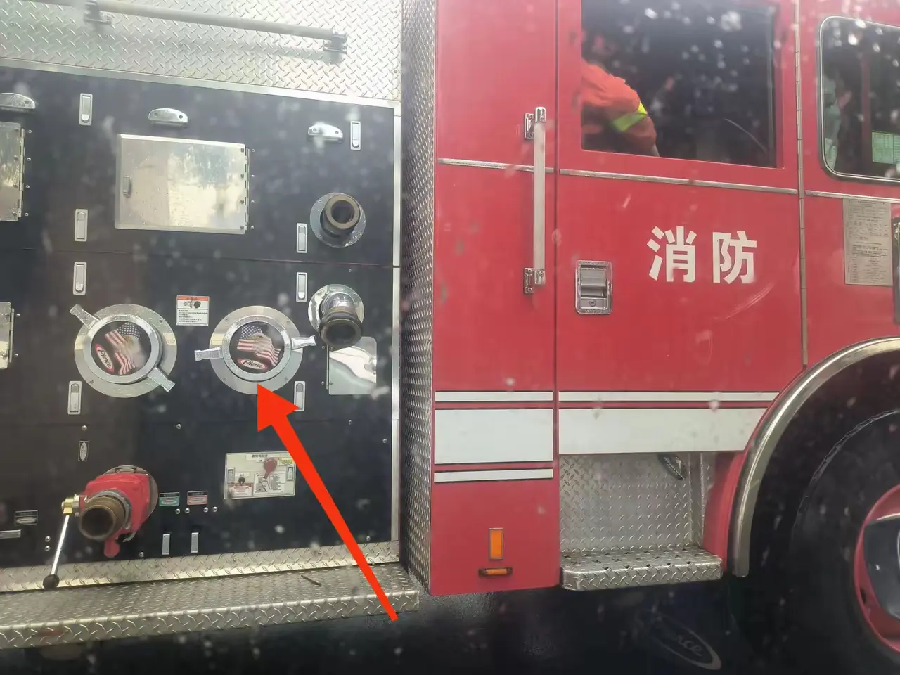 中国消防车为啥门上刻俩美国国旗？
