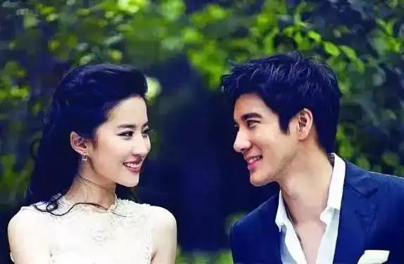 刘亦菲王力宏吃火锅至凌晨，分别时深深拥抱道别被吐槽。
 
人家两单身的为啥要避嫌