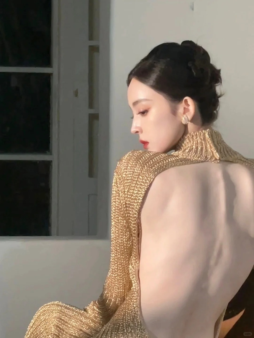卧槽这就是女明星的背吗？
古力娜扎又给我馋到了
好白好美的背！！！
卧槽，这就是