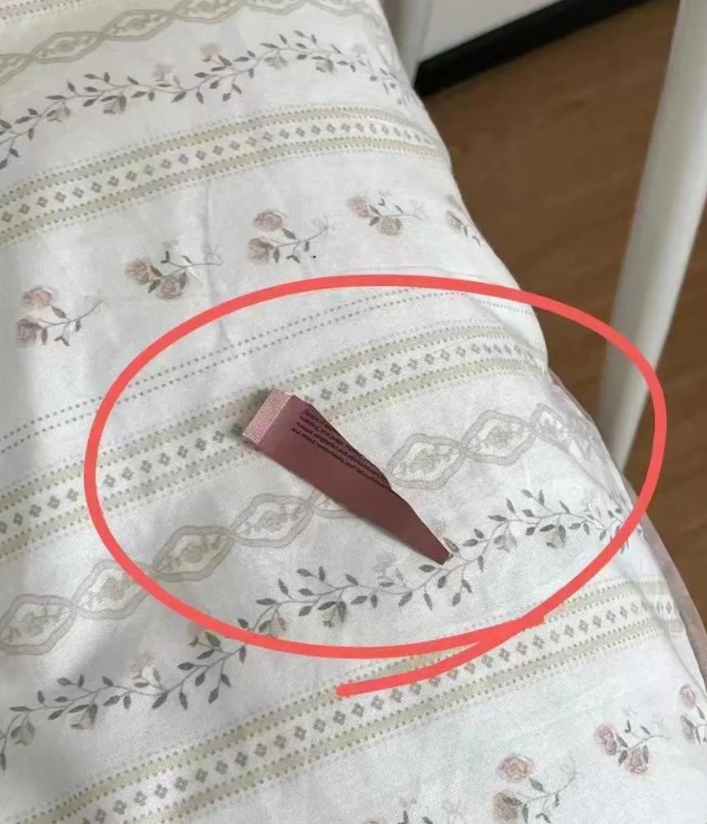 姐妹们求助！在男朋友的房间里看到了这个……
男朋友出差了今天晚上回来，我寻思给他