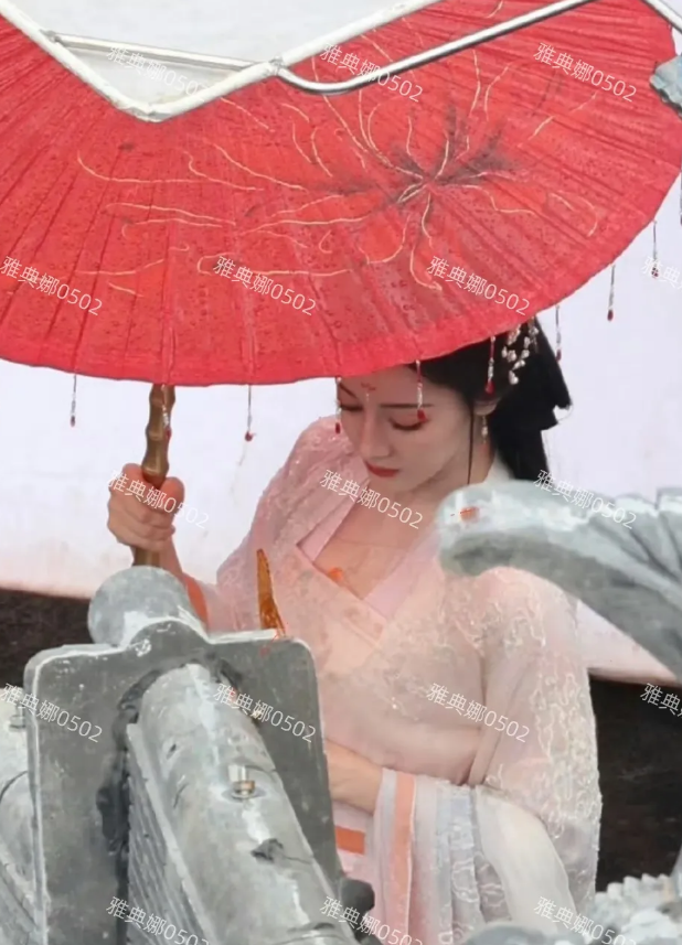 迪丽热巴新剧《暮胥辞》古装造型好美，她真是浓颜系大美女，五官立体深邃，撑着一把红