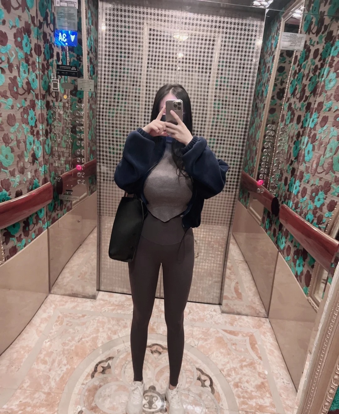 今天是瑜伽服女孩
今日份早起撸铁回家冲掉臭汗。新的一天也要加油鸭！