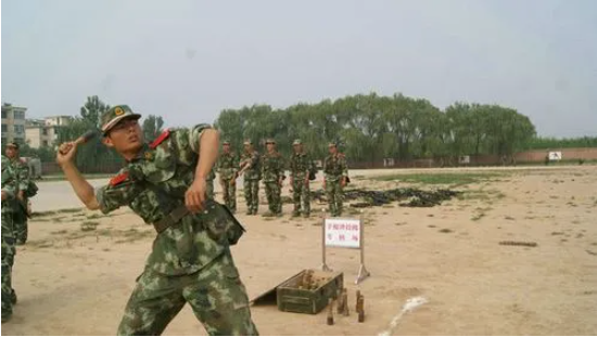 记得九几年那会儿，我在部队里当兵，有个宁夏哥们儿，长得挺结实的，就是有点胖，做引