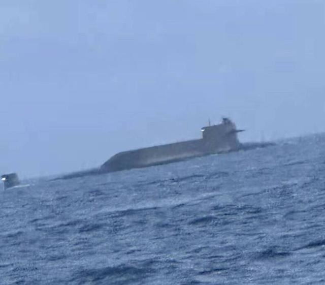 094型战略核潜艇上浮台湾海峡，随后快速离开。据港媒消息，在今年6月解放军094