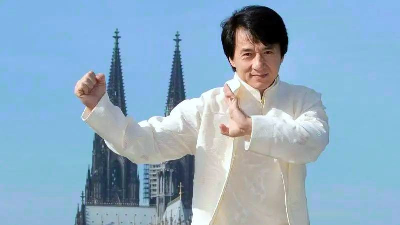 渣男对决！在私生子事件中，成龙与王思聪，谁更具男人担当？