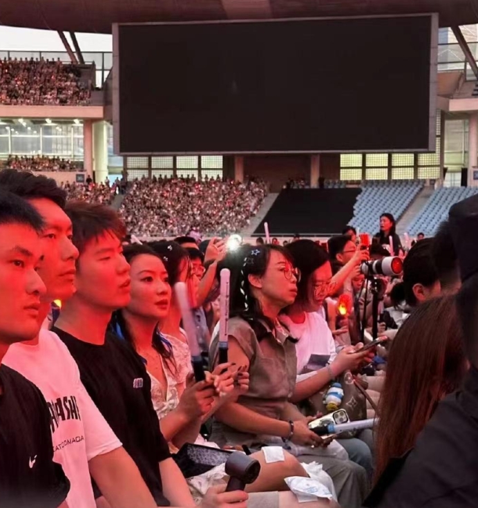 黄雅琼真去看周深演唱会了，不过周深怎么长得像大张伟了。
