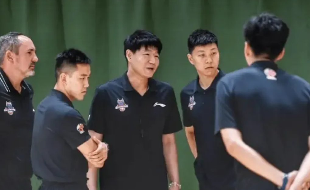 敢信吗？9月4号的CBA联赛，一夜2波大动作！

1、山东男篮够意思，昨天举行了